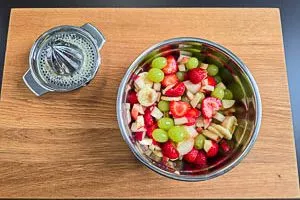 Obst für den Salat mit frischem Zitronensaft