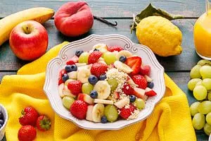 Obstsalat frisch servieren