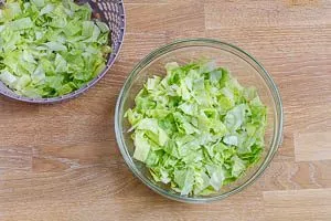 Eisbergsalat vorbereiten