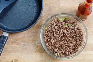 Hackfleisch schichten für den Taco-Salat