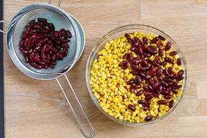 Taco Salat Zutaten Mais und Kidneybohnen