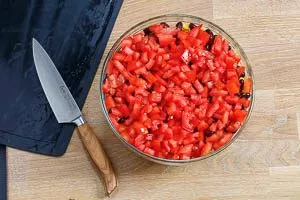 Gewürfelte Tomaten schichten für den Taco-Salat
