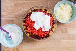 Taco-Salat in der Glasschüssel schichten