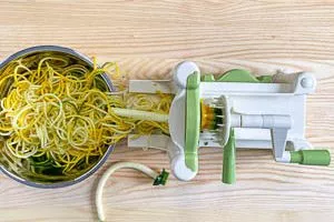 Zucchini Spiralen als Zoodles drehen