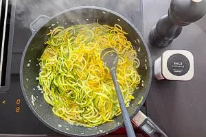 Zucchini Spiralen anbraten in der Pfanne