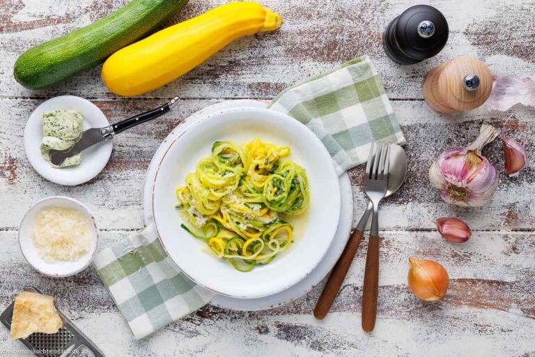 Zoodles - Zucchini-Nudeln in cremiger Sauce Zoodles - Zucchini-Nudeln in cremiger Sauce