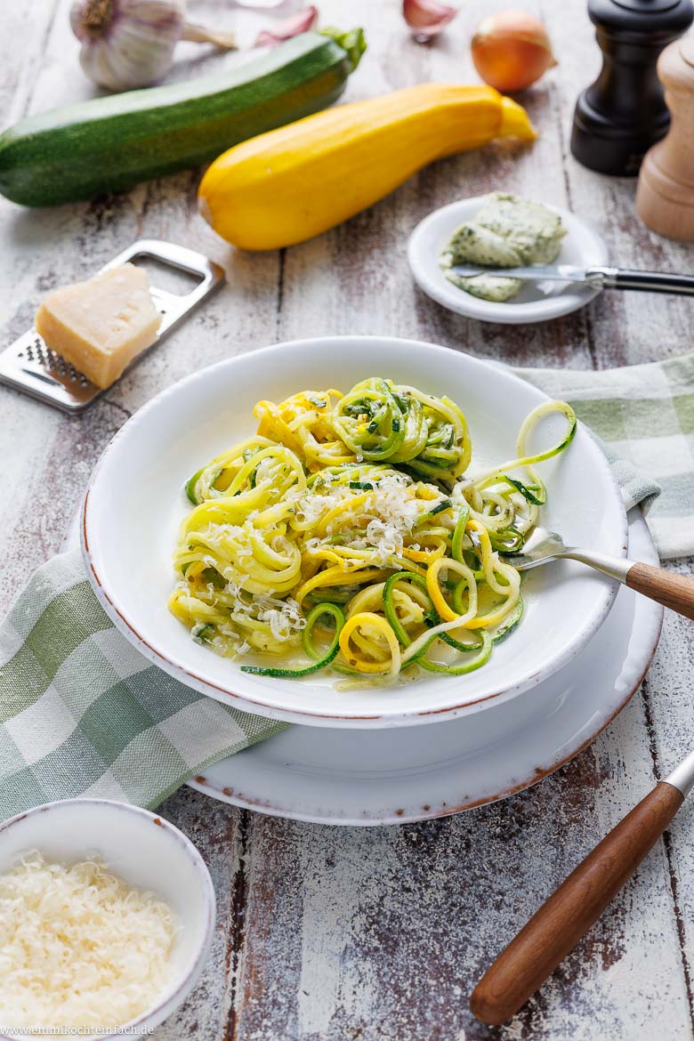 Zoodles – Zucchini-Spaghetti in cremiger Sauce