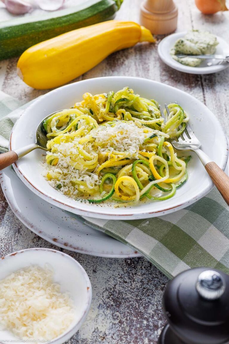 Zoodles - Zucchini-Nudeln in cremiger Sauce
