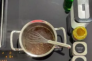 Zucchini-Salat Dressing zubereiten