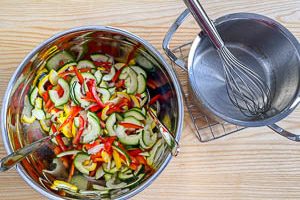 Zucchini-Salat Gemüse mit Dressing vermengen