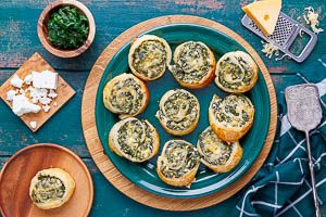 Blätterteigschnecken mit Spinat und Feta