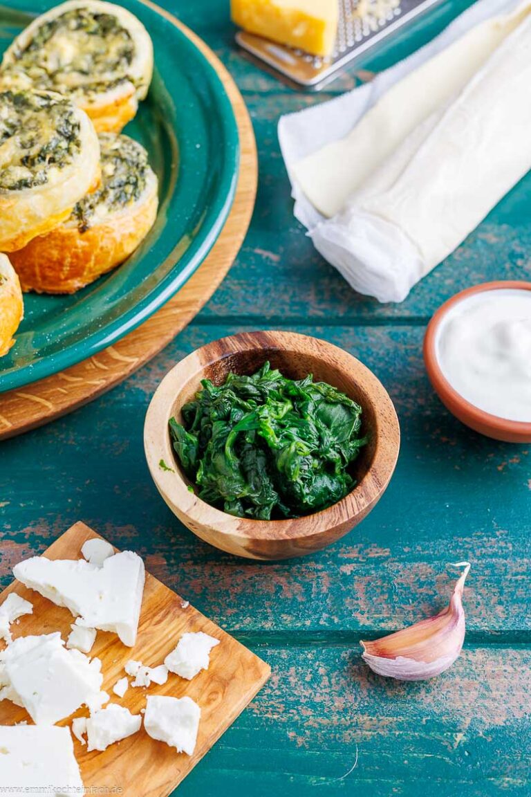 Blätterteigschnecken mit Spinat und Feta