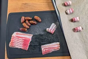 Einrollen der Datteln in den Speckmantel