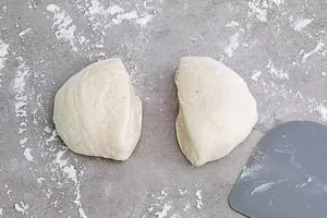 Flammkuchen Teigkugel halbieren