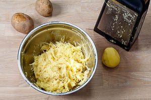 Kartoffeln reiben für Kartoffelpuffer