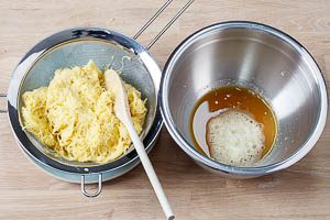 Kartoffeln mit Sieb ausdrücken