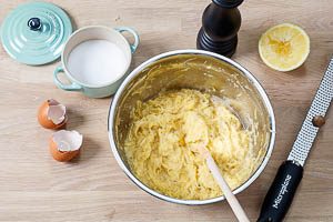 Kartoffelmasse mit Kartoffelpuffer Zutaten vermischen