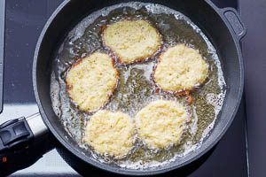 Kartoffelpuffer in der Pfanne