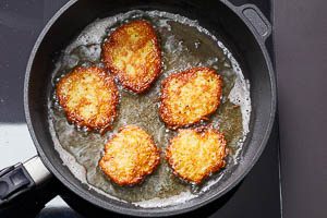 Kartoffelpuffer braten in der Pfanne
