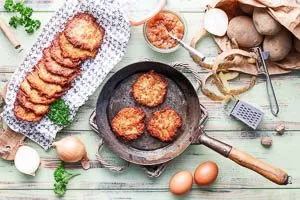 Kartoffelpuffer warm servieren