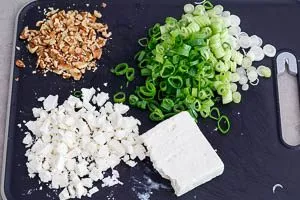 Walnüsse, Feta und Zwiebeln scheiden