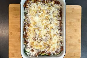 Feta Sauce in die Auflaufform