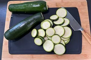 Zucchini in Scheiben schneiden