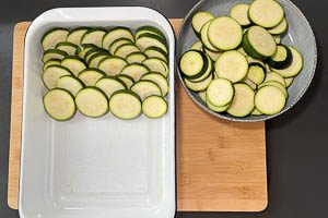 Zucchini in die Auflaufform schichten