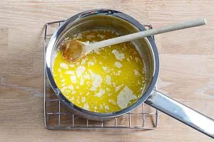 Butter im Topf erhitzen
