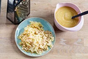 Äpfel für den Apfelkuchen vorbereiten