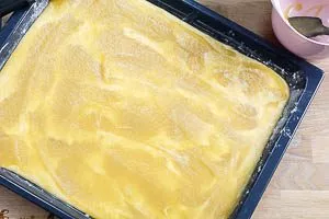 Apfelmus auf dem Rührteig verteilen