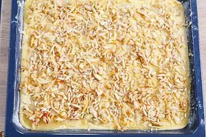 Äpfel und Mandeln verteilen für den Apfelkuchen vom Blech