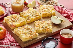 Apfelkuchen vom Blech mit Zimtzucker und Sahne toppen