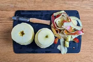 Äpfel entkernen und in Scheiben schneiden