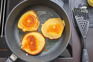 Apfelküchle in der Pfanne wenden und ausbacken
