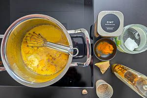 Zutaten für Goldene Milch im Topf kochen