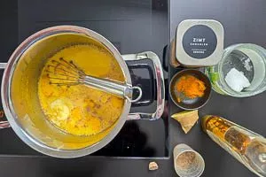 Zutaten für Goldene Milch im Topf kochen
