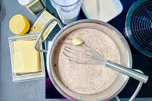 Milch in einen Topf gießen und weitere Zutaten hinzugeben