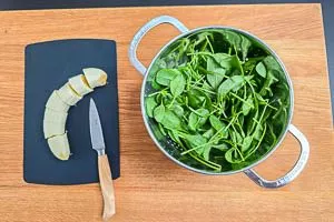 Frischen Baby Spinat und Banane vorbereiten