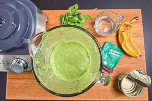 Alle grüner Smoothie Zutaten in den Mixer