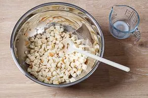 Brotwürfel vermengen