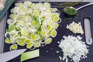 Lauch für die Suppe zubereiten