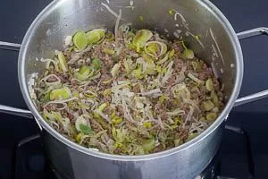 Zutaten für die Käse-Lauch-Suppe im Topf andünsten