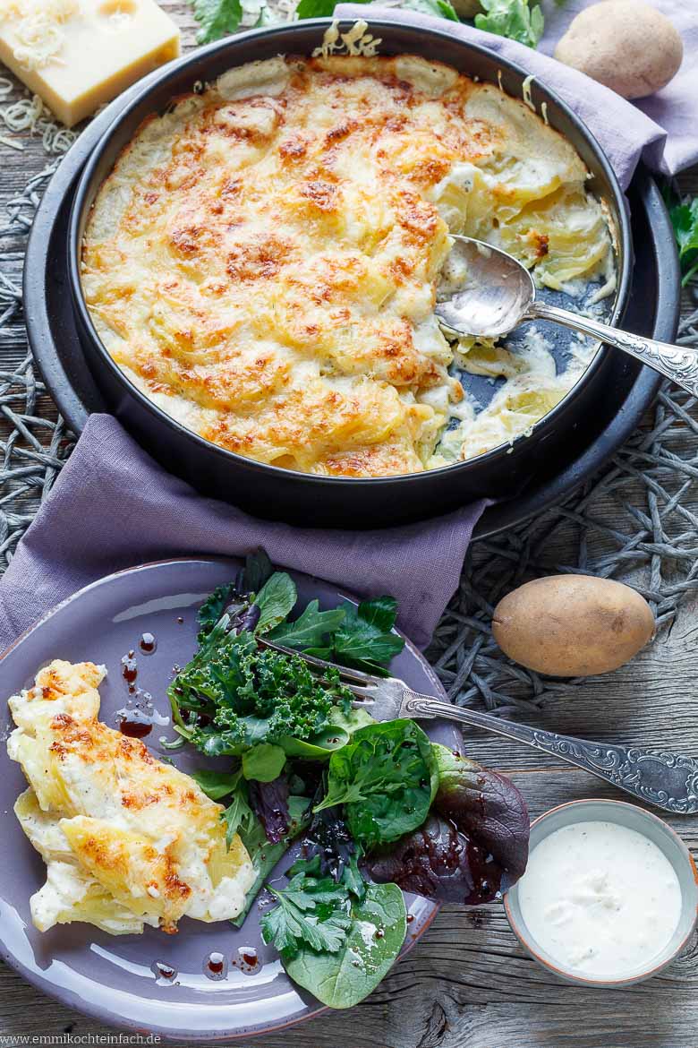 Kartoffelgratin als Beilage mit einem Salat