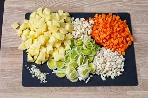 Kartoffeln und Gemüse schneiden