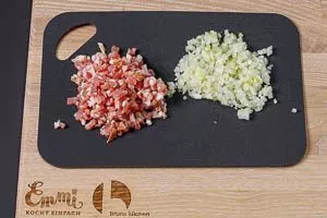 Zwiebeln und Bauchspeck würfeln
