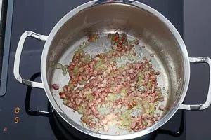 Bauchspeck und Zwiebeln andünsten