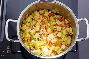 Gemüse im Topf anrösten
