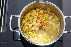 Zutaten mit Gemüsebrühe ablöschen und würzen