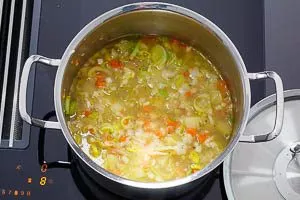 Kartoffelsuppe im Topf kochen